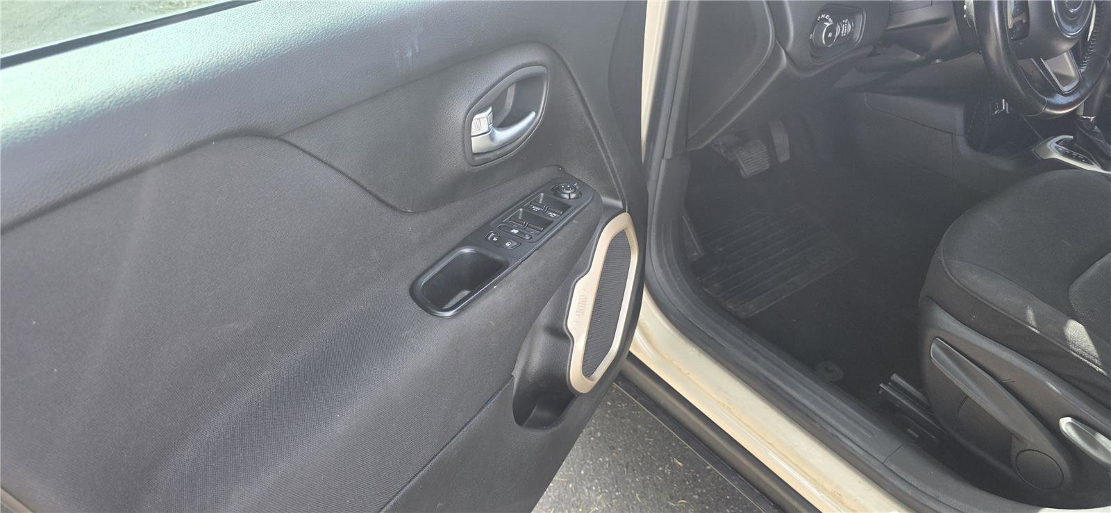 Used 2016 Jeep Renegade Latitude FWD image 9