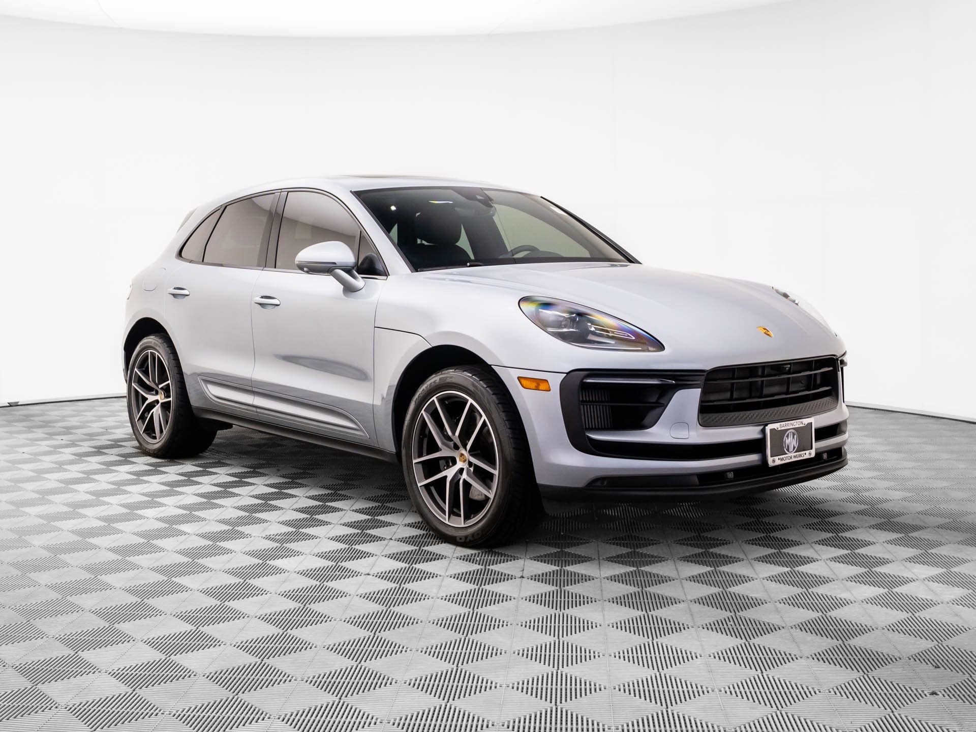 Used 2022 Porsche Macan S w/ Premium Package image 7