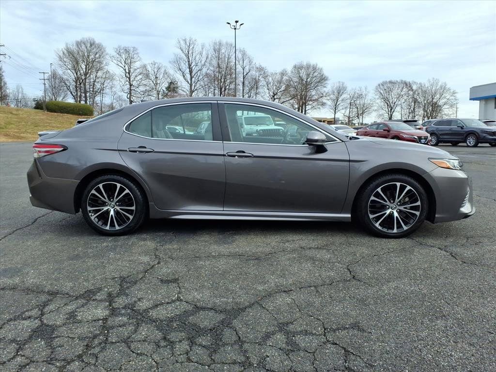 Used 2019 Toyota Camry SE image 2