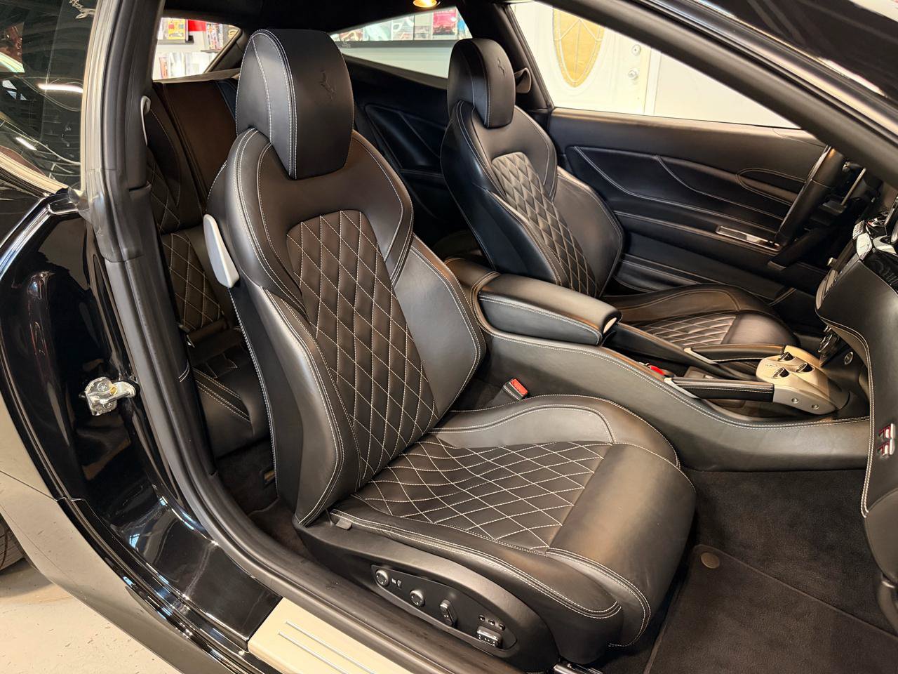 Used 2012 Ferrari FF AWD/4WD image 25