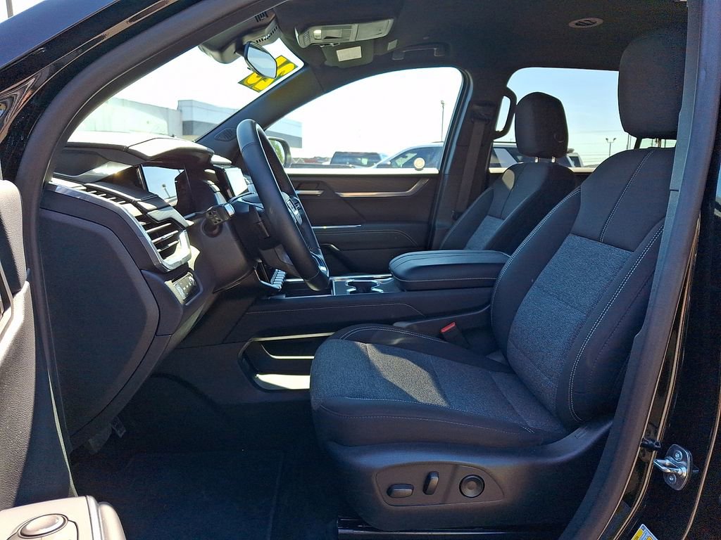 Used 2025 GMC Acadia Elevation AWD/4WD image 14