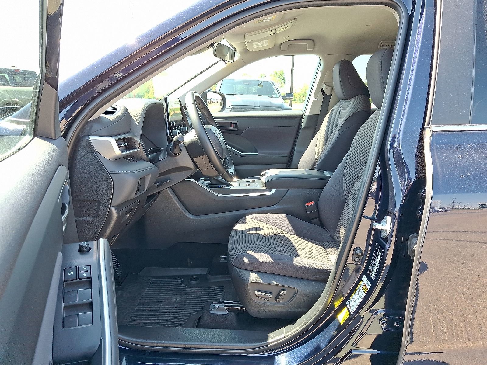 Used 2023 Toyota Highlander LE AWD/4WD image 16