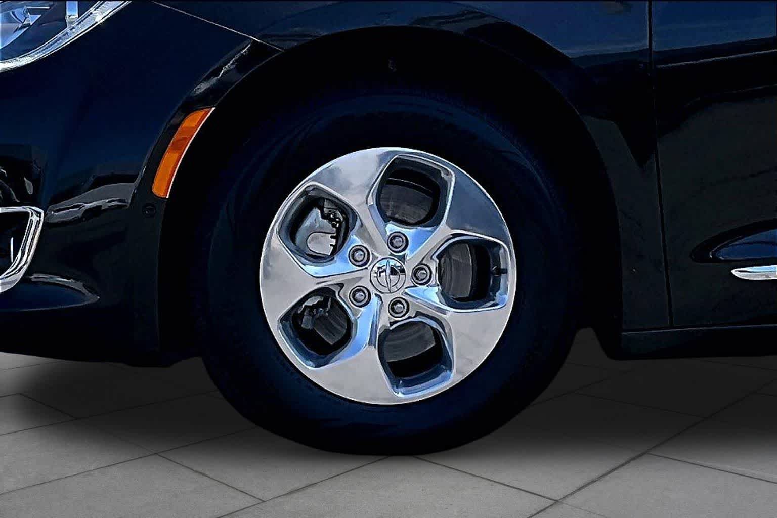 Used 2018 Chrysler Pacifica Limited w/ Advanced Safetytec Group FWD image 10