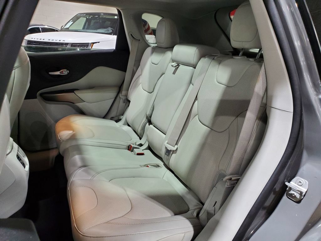 Used 2020 Jeep Cherokee Limited w/ Luxury Group FWD image 24