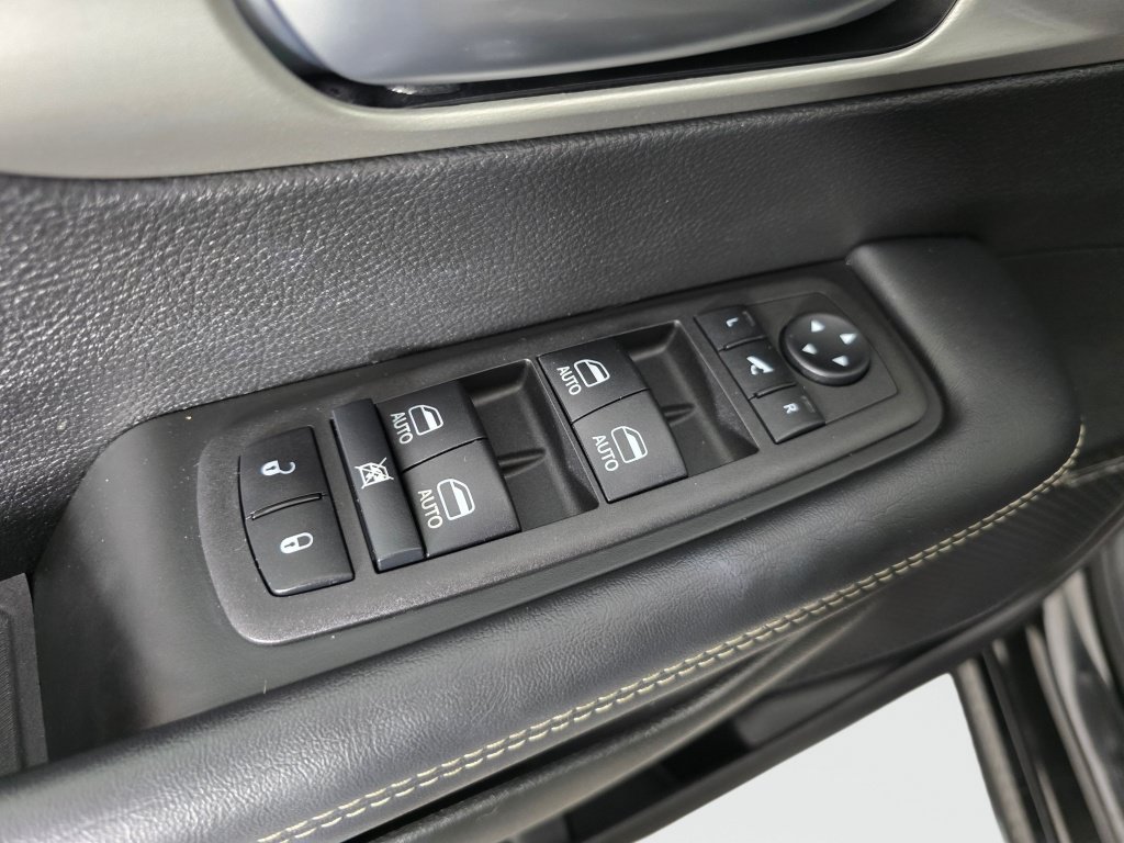 Used 2023 Chrysler Pacifica Limited w/ Uconnect Theater Family Group FWD image 22