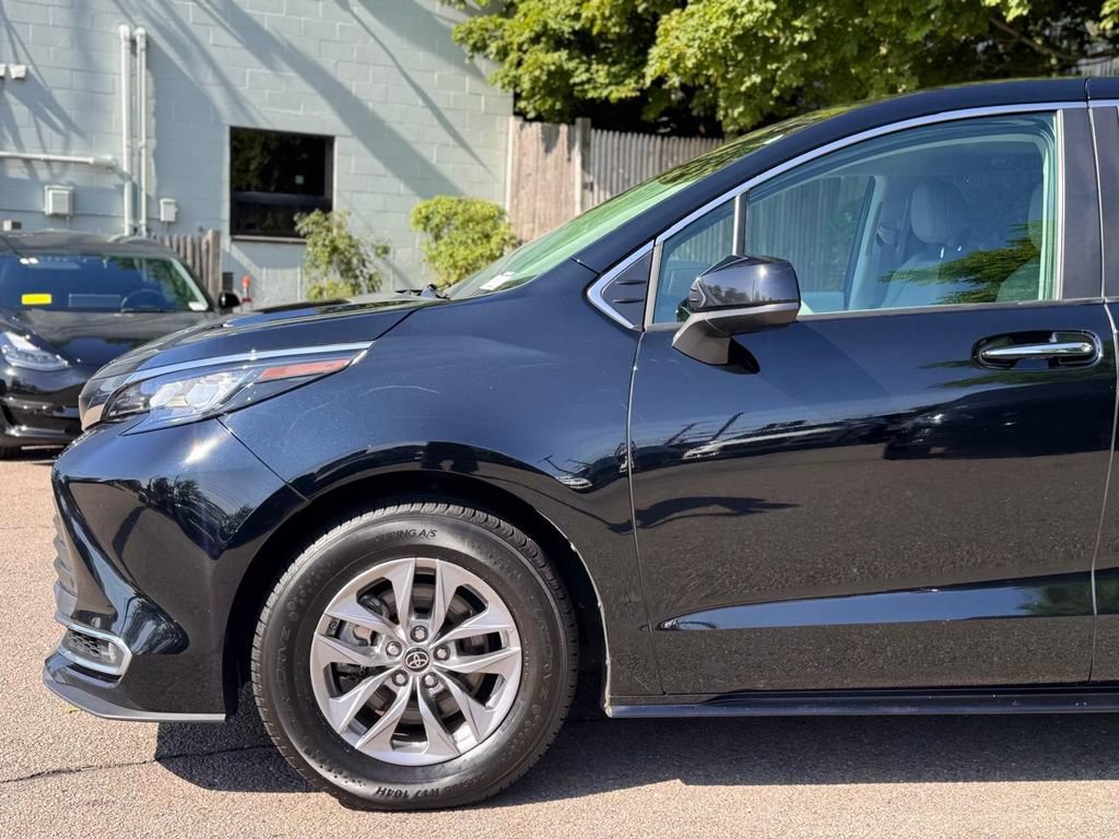 Used 2023 Toyota Sienna XLE FWD image 10