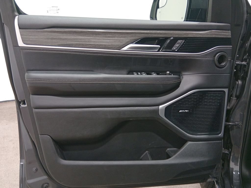 Used 2022 Jeep Wagoneer Series III AWD/4WD image 18