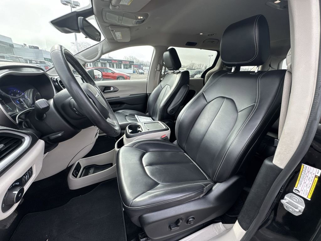 Used 2023 Chrysler Pacifica Touring-L image 18