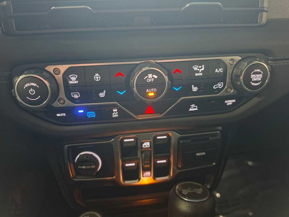 Used 2025 Jeep Wrangler Unlimited Sahara AWD/4WD image 21