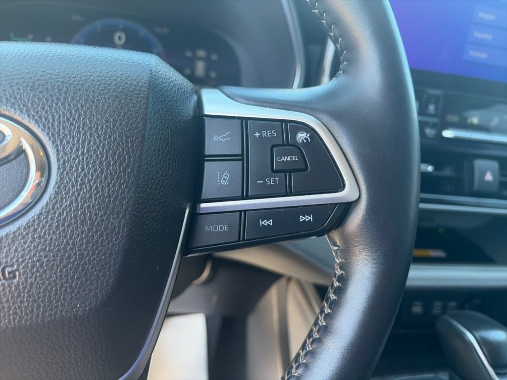 Used 2025 Toyota Highlander Platinum AWD/4WD image 29