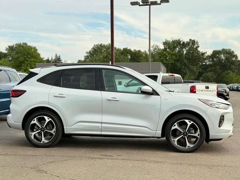 Used 2025 Ford Escape ST-Line Elite w/ Premium Technology Package AWD/4WD image 29