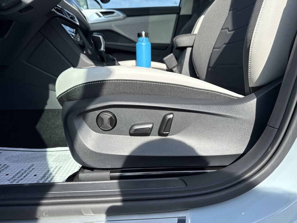 New 2025 Volkswagen Taos SE image 23