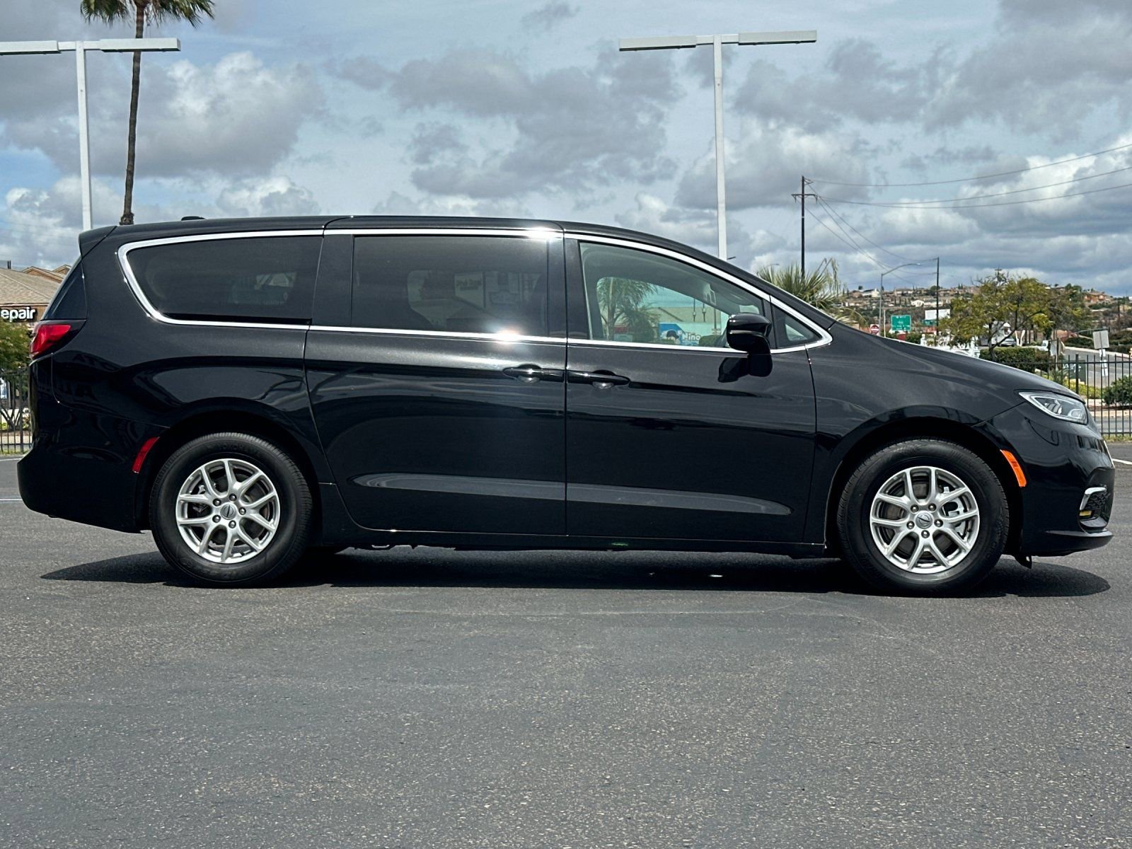 Used 2024 Chrysler Pacifica Touring-L FWD image 6