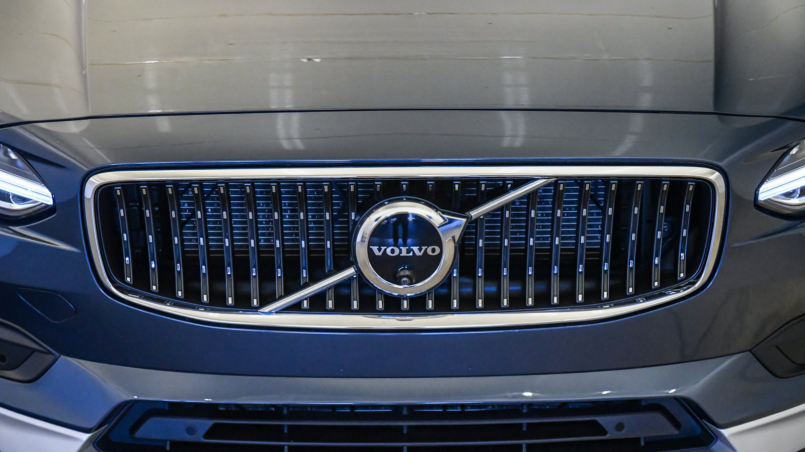 Certified 2025 Volvo V90 B6 Cross Country Plus AWD/4WD image 8