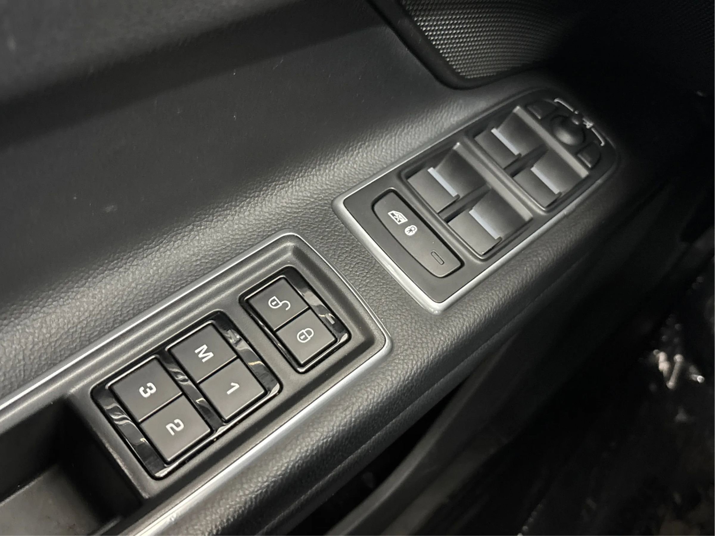 Used 2018 Jaguar XF Premium image 43