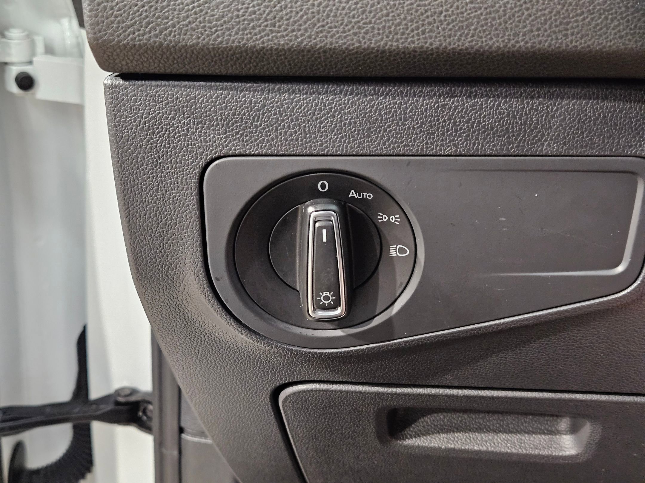 Used 2024 Volkswagen Tiguan SE image 25