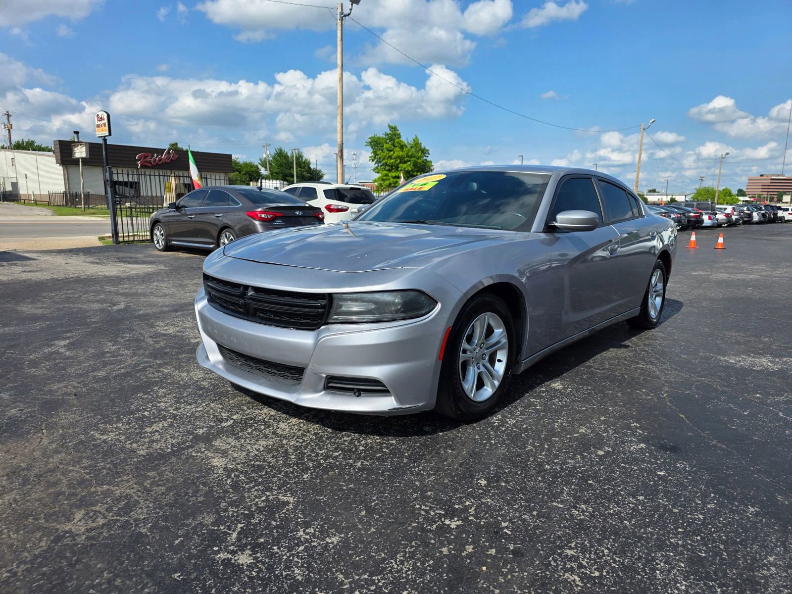 Used 2017 Dodge Charger SE RWD image 1
