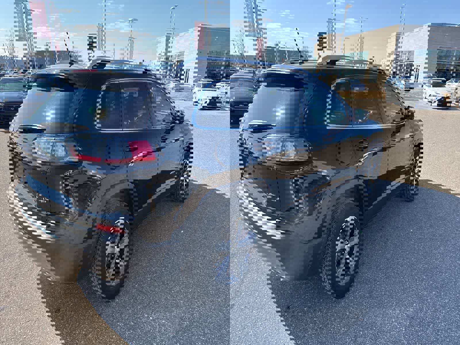 Used 2019 Jeep Cherokee Limited w/ Luxury Group image 5