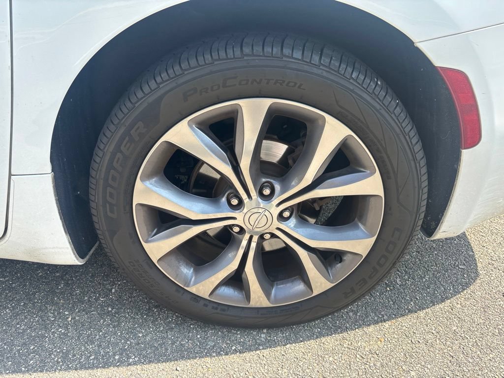 Used 2018 Chrysler Pacifica Limited w/ Tire & Wheel Group FWD image 11
