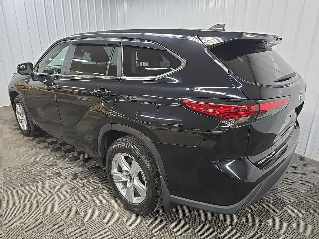 Used 2023 Toyota Highlander LE AWD/4WD image 9
