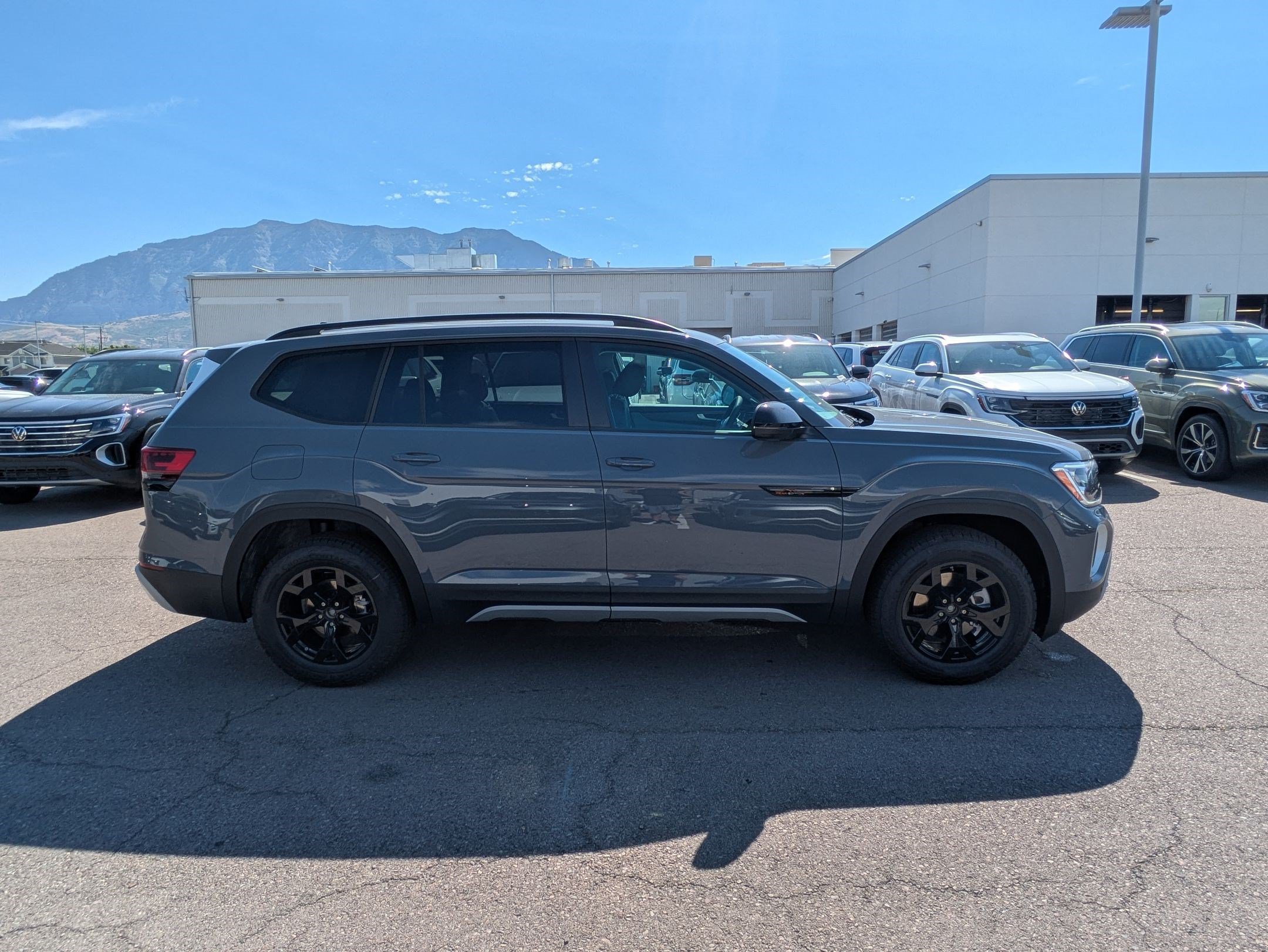 New 2026 Volkswagen Atlas Peak Edition AWD/4WD image 2