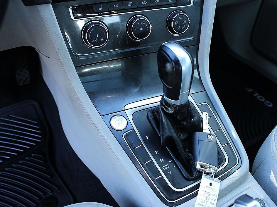 Used 2018 Volkswagen Golf SE image 12
