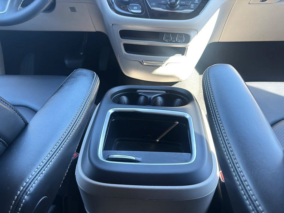 Used 2024 Chrysler Pacifica Touring-L FWD image 22
