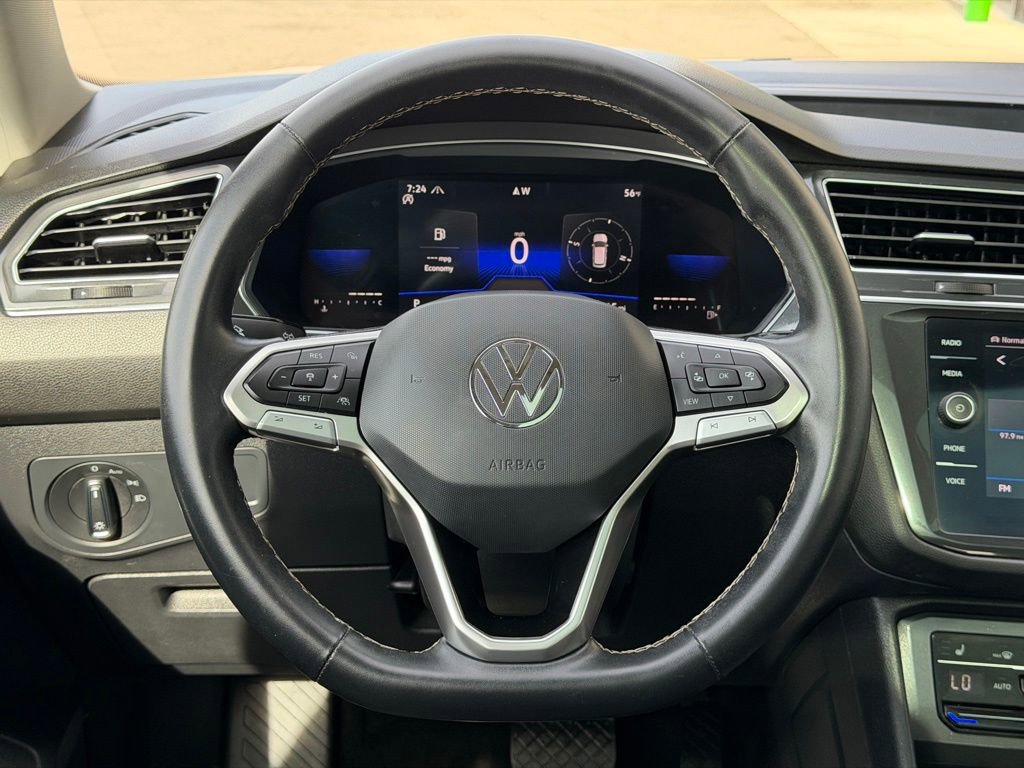 Used 2022 Volkswagen Tiguan SE w/ Panoramic Sunroof Package AWD/4WD image 13