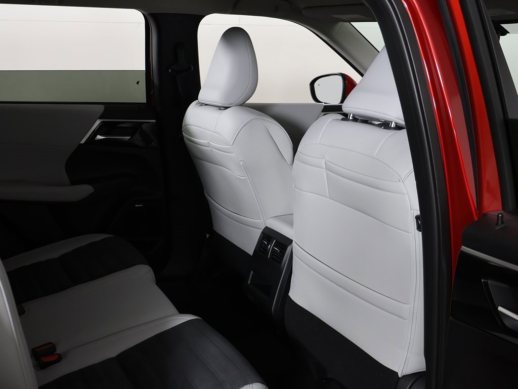 New 2025 Mitsubishi Outlander SE image 31