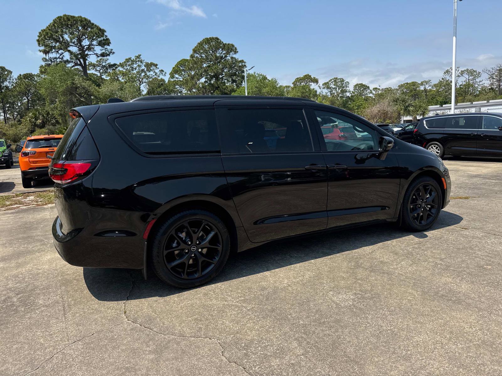 New 2026 Chrysler Pacifica Select FWD image 3