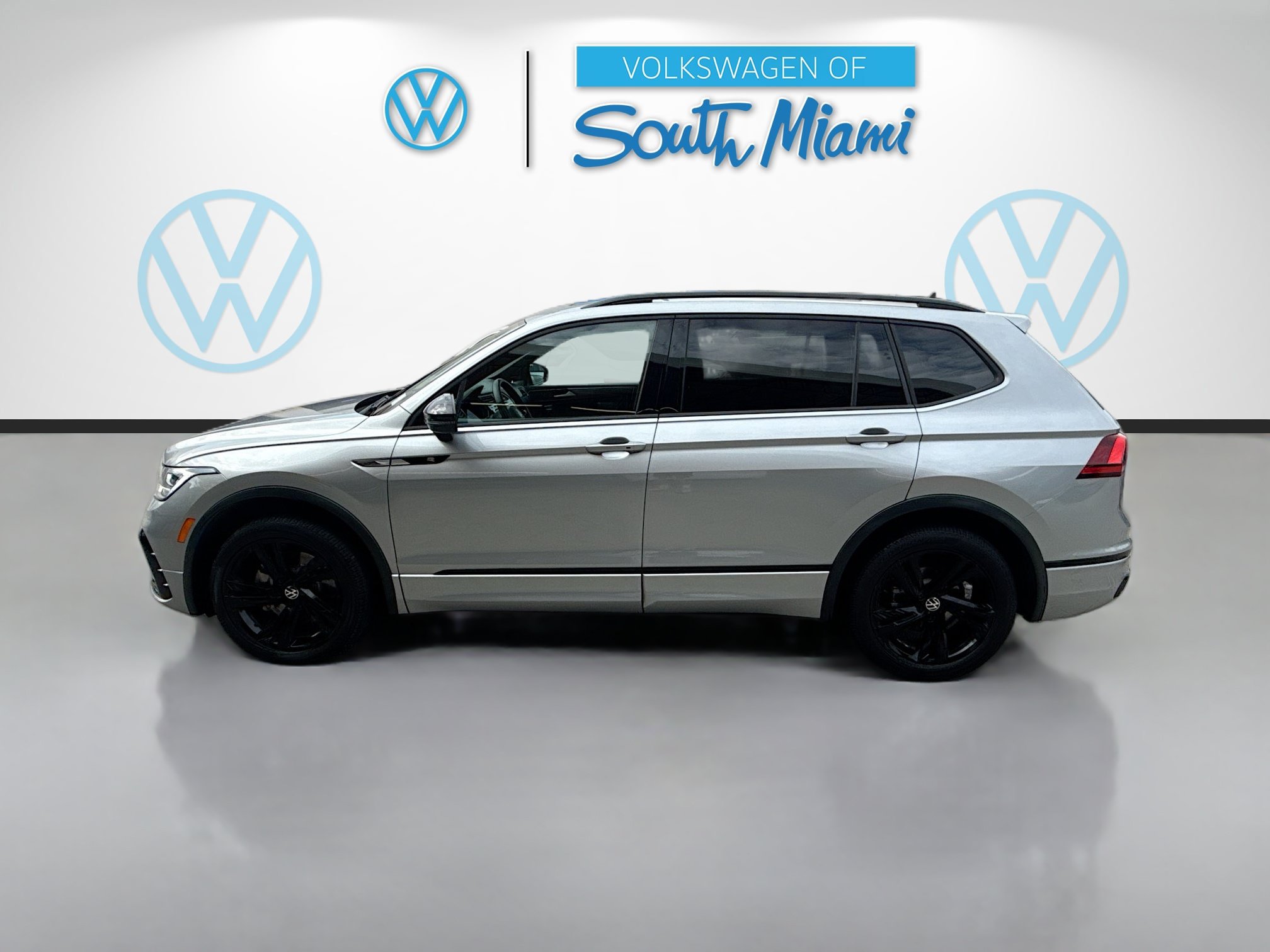 Used 2023 Volkswagen Tiguan SE R-Line FWD image 4