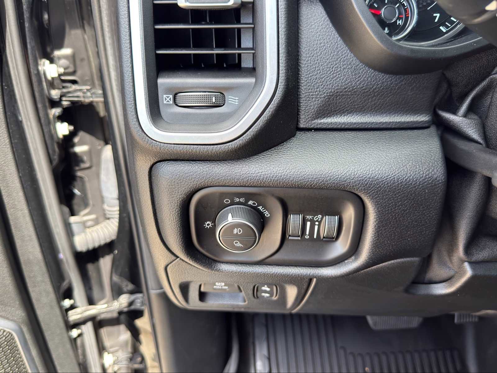 Used 2020 RAM 1500 Laramie w/ Sport Appearance Package AWD/4WD image 22