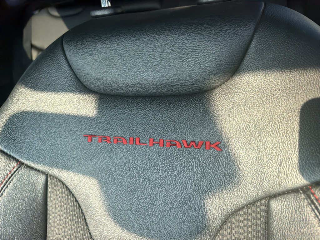 Used 2025 Jeep Compass Trailhawk AWD/4WD image 12