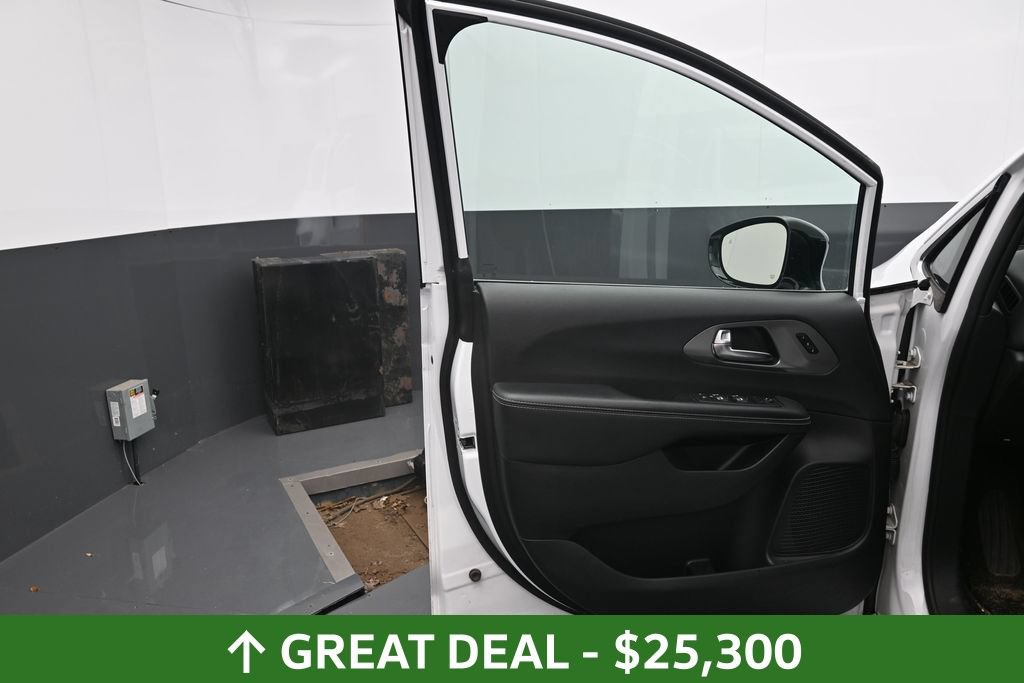 Used 2025 Chrysler Pacifica Select FWD image 20