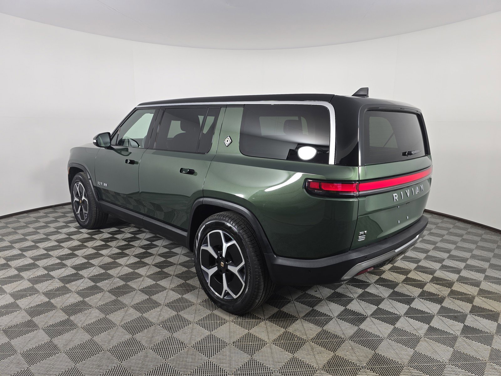 Used 2024 Rivian R1S Adventure AWD/4WD image 3