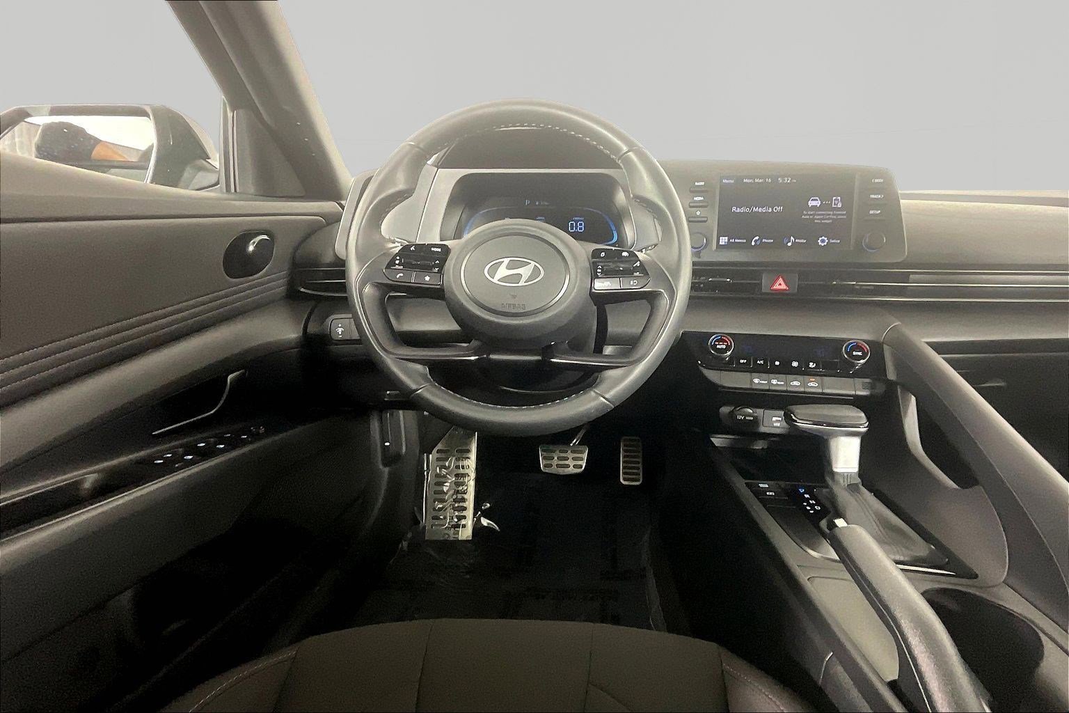 Used 2025 Hyundai Elantra Sport image 8