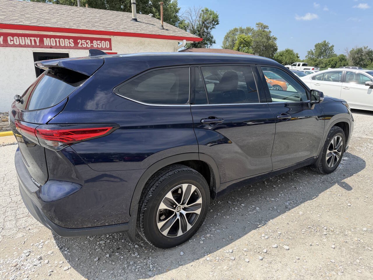 Used 2021 Toyota Highlander XLE AWD/4WD image 3