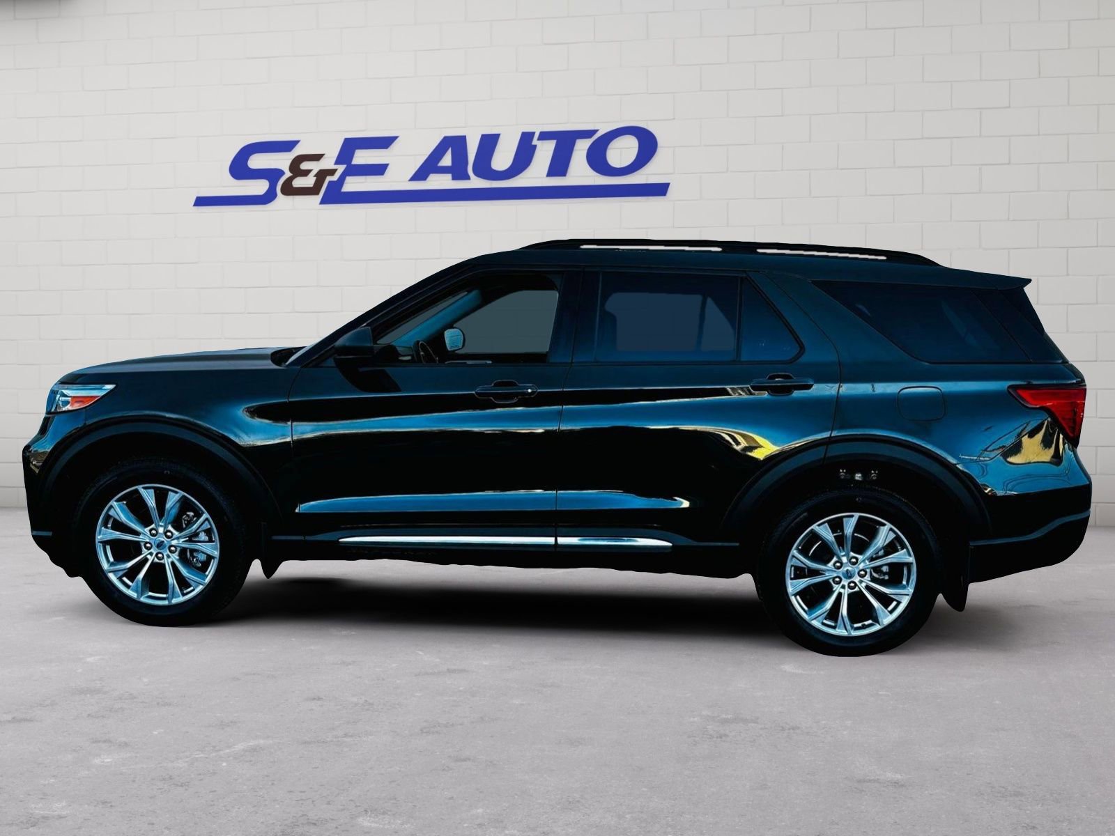 Used 2022 Ford Explorer XLT w/ Equipment Group 202A image 2