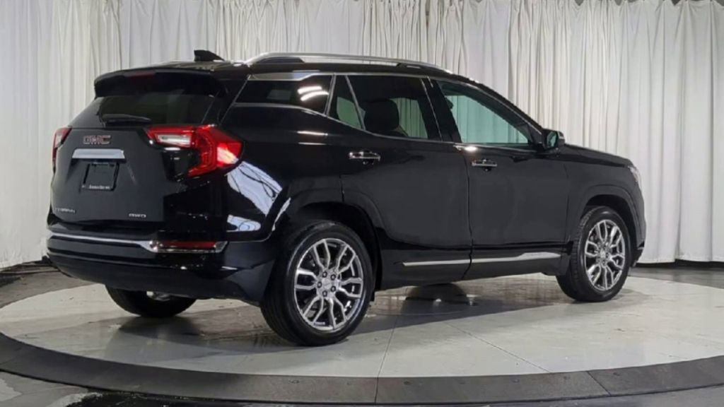 Used 2024 GMC Terrain Denali w/ Denali Premium Package AWD/4WD image 8