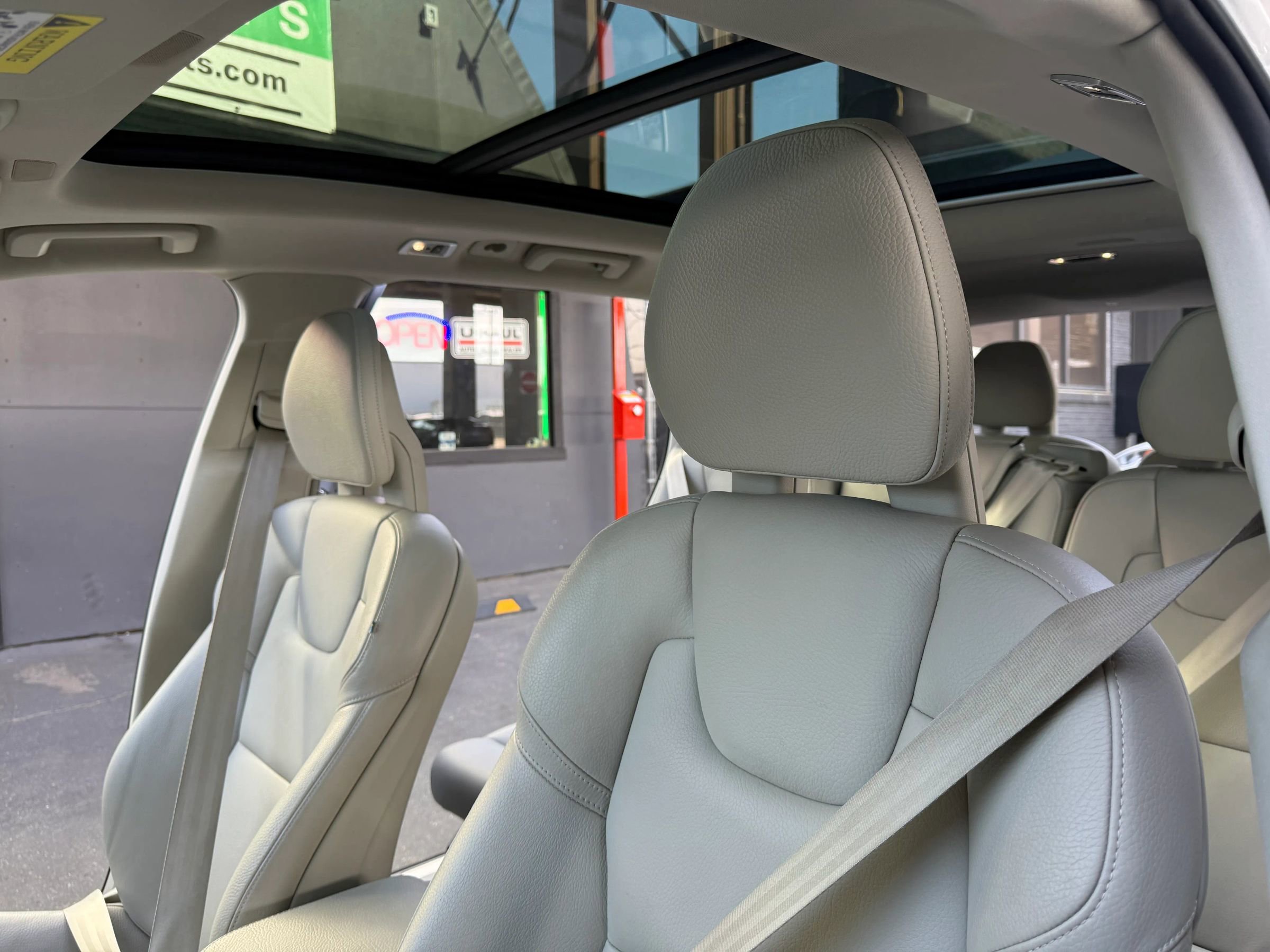 Used 2018 Volvo XC90 T6 Momentum w/ Convenience Package image 12