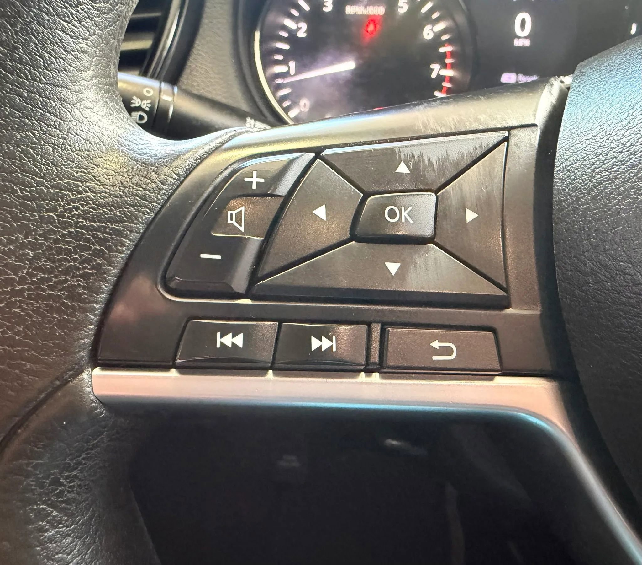 Used 2018 Nissan Rogue S AWD/4WD image 12