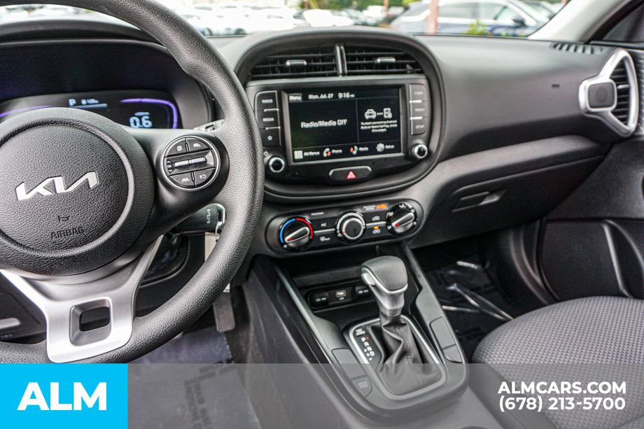 Used 2025 Kia Soul LX w/ LX Technology Package FWD image 32