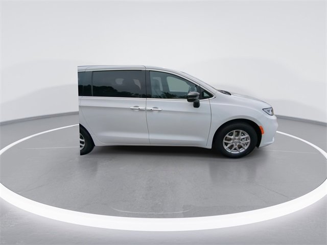 New 2026 Chrysler Pacifica Select image 9