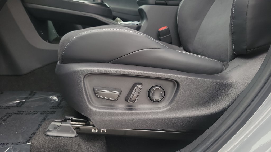 Used 2026 Toyota C-HR AWD/4WD image 16