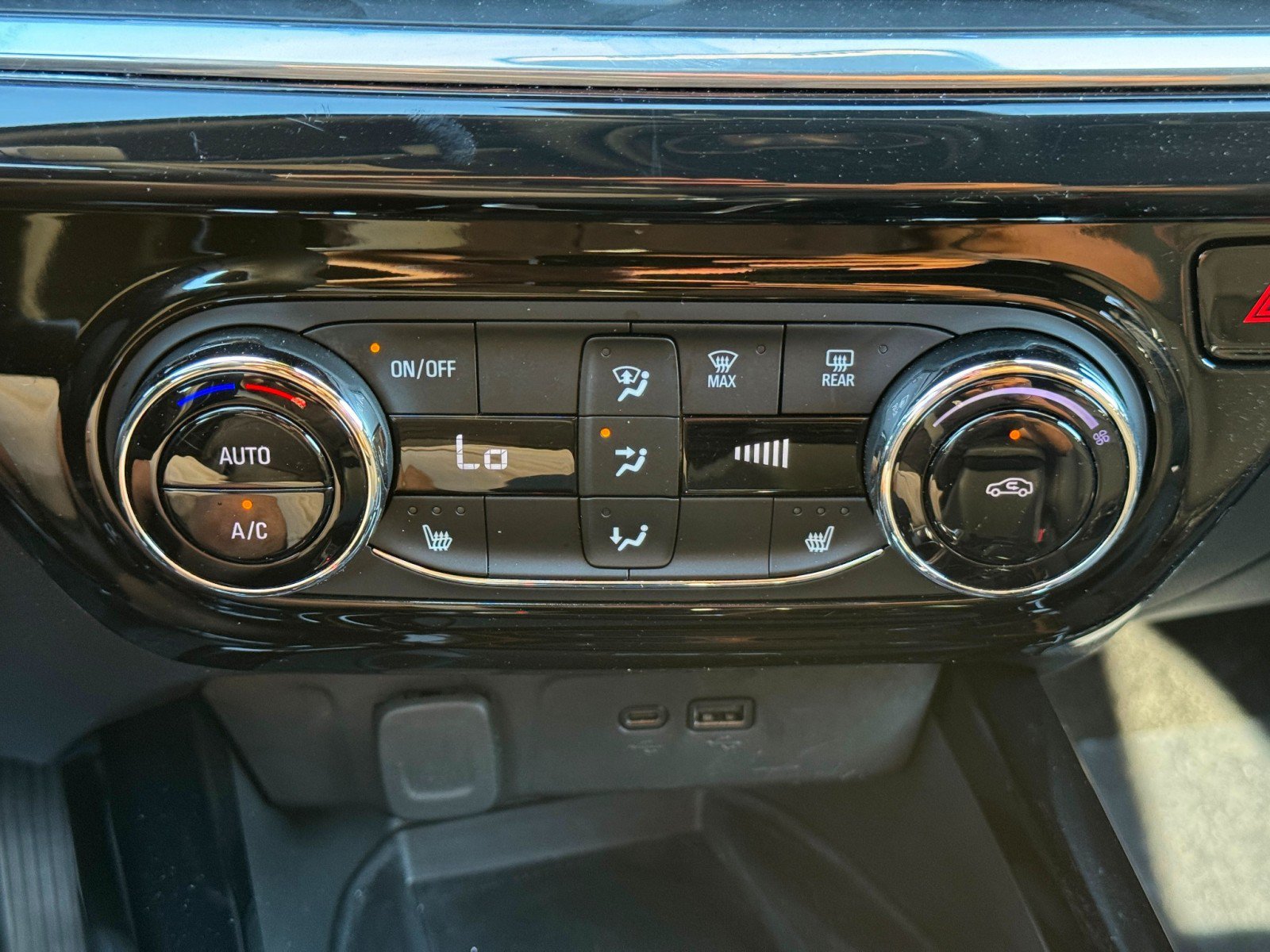 Used 2024 Chevrolet Trax RS w/ Sunroof Package FWD image 26