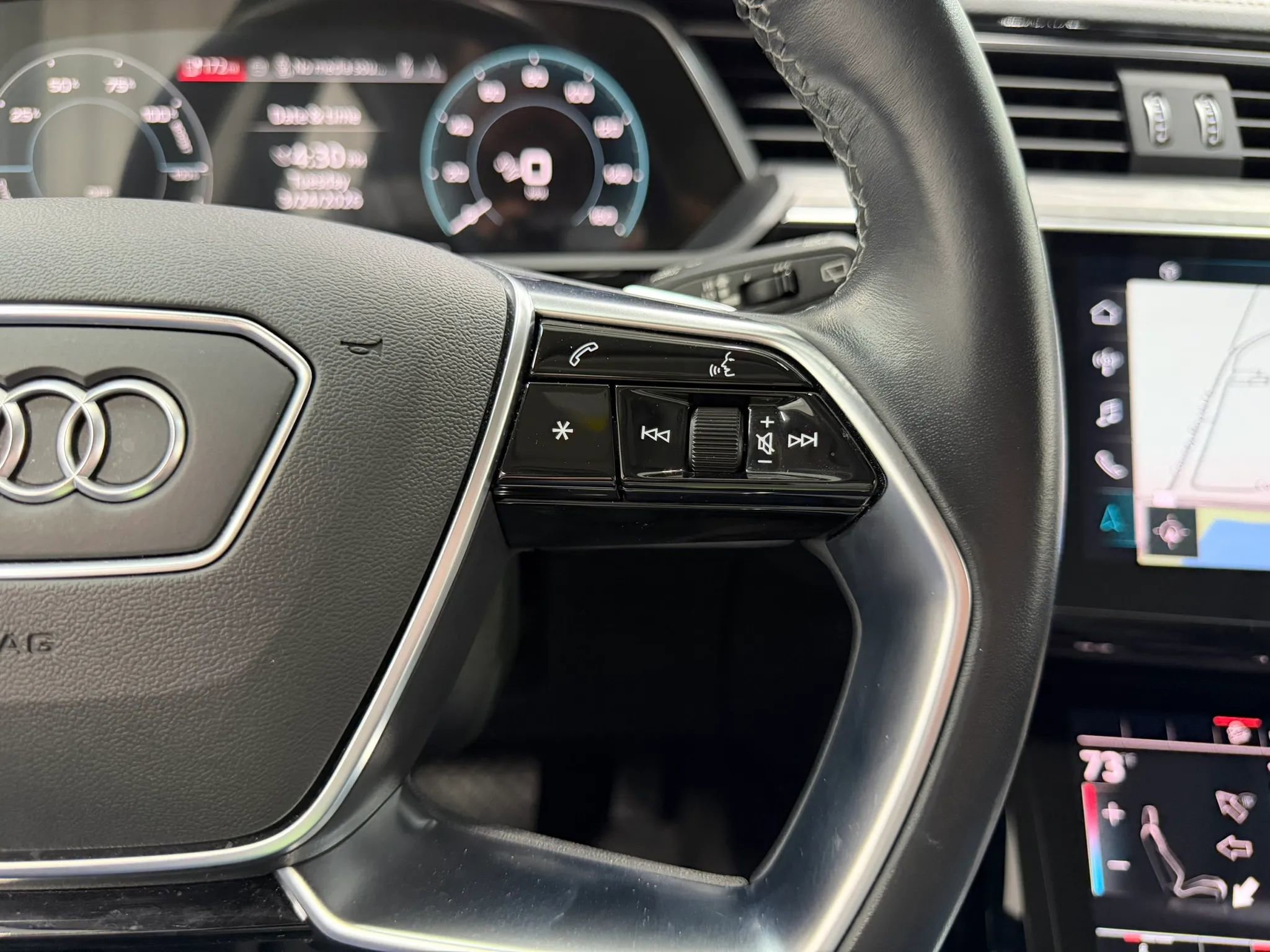 Used 2024 Audi Q8 e-tron Premium image 30