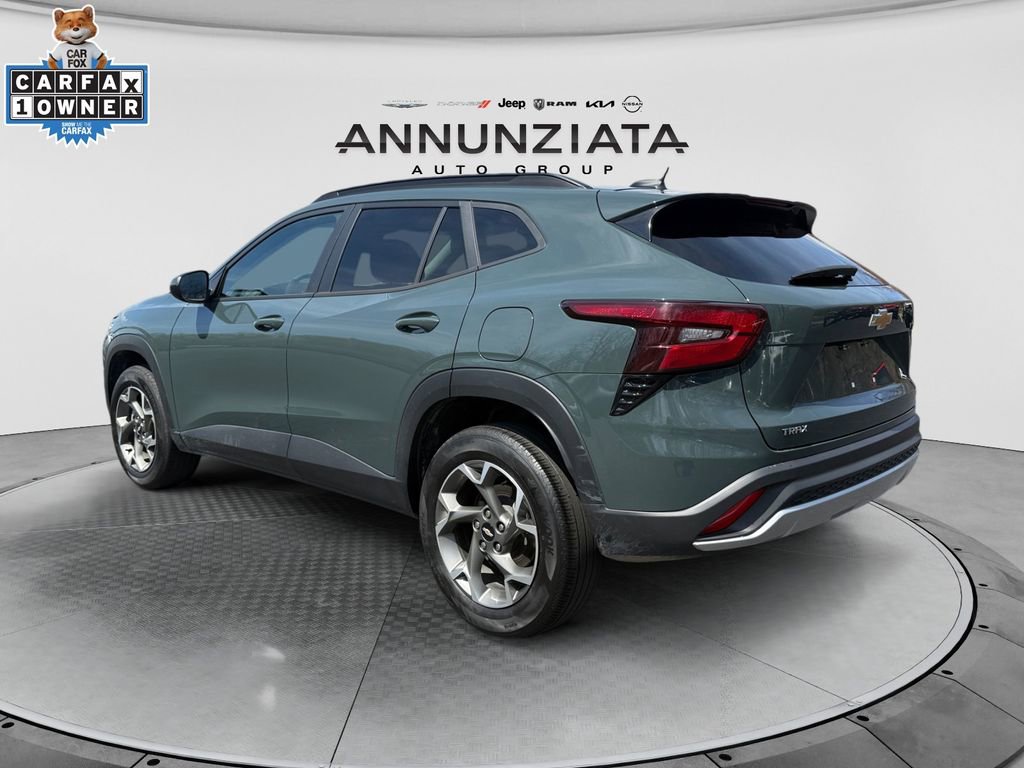Used 2025 Chevrolet Trax LT FWD image 3