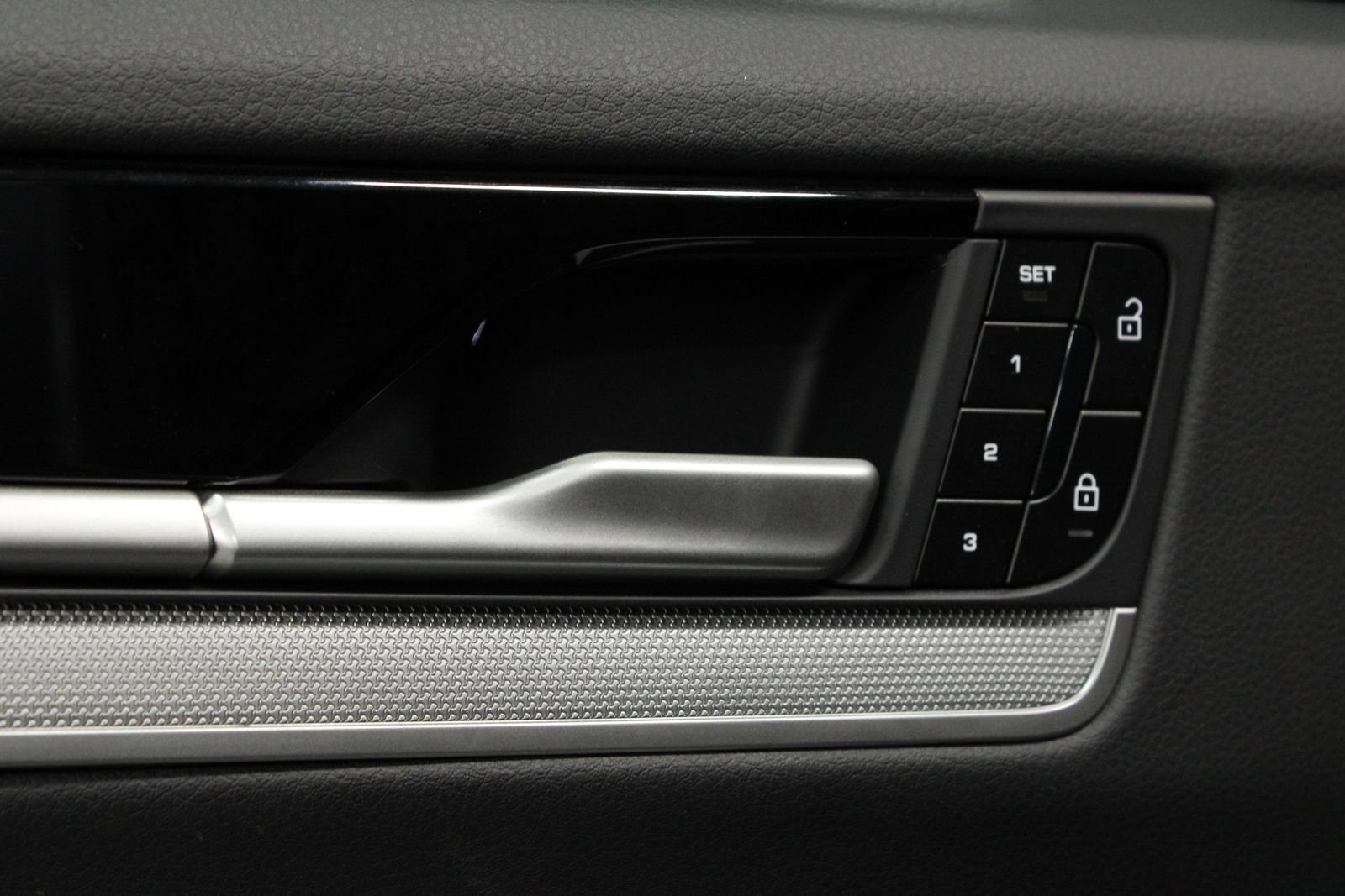 Certified 2025 Porsche Cayenne AWD/4WD image 31