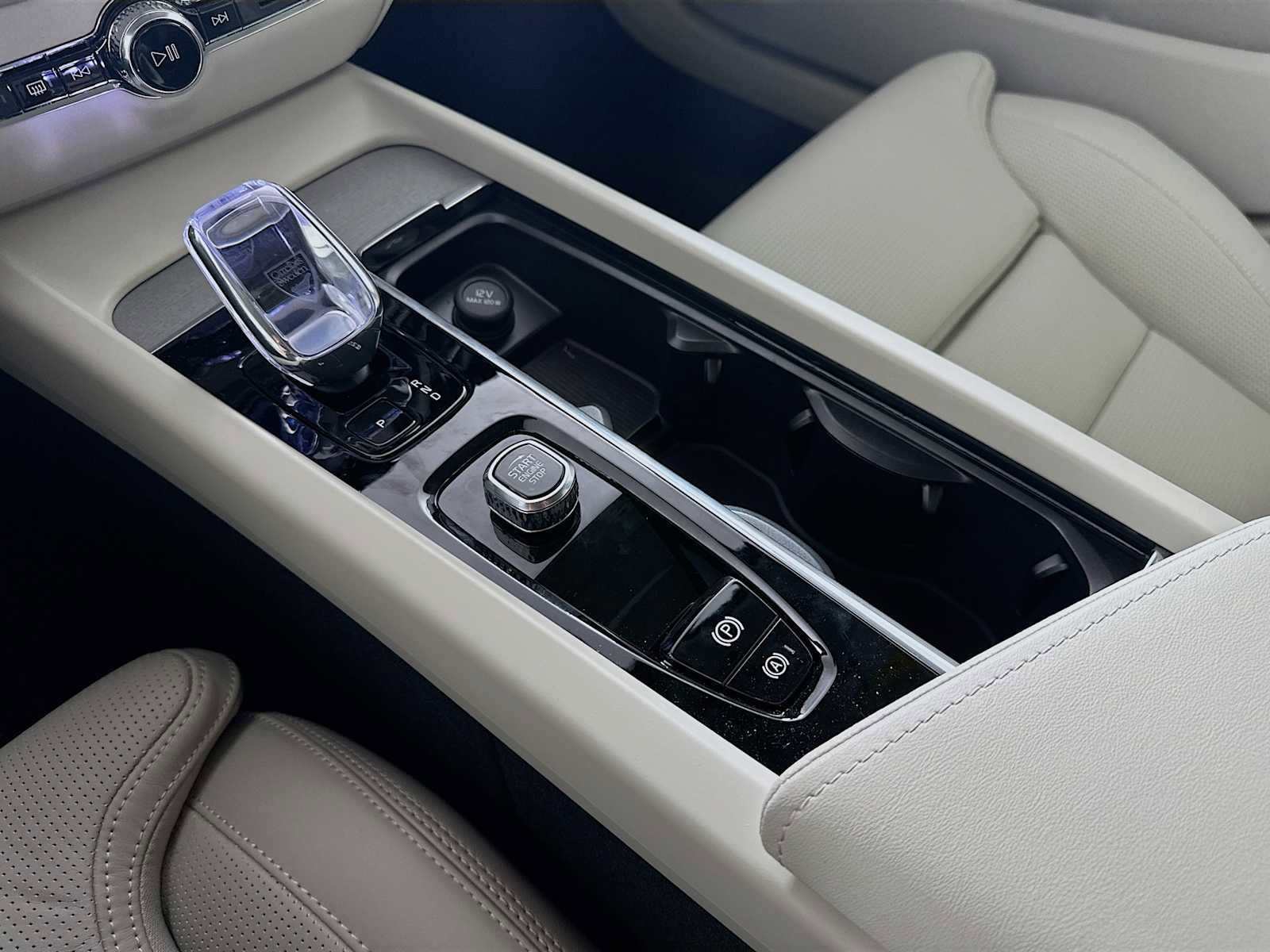 Used 2025 Volvo V60 B5 Cross Country Ultra w/ Climate Package image 15