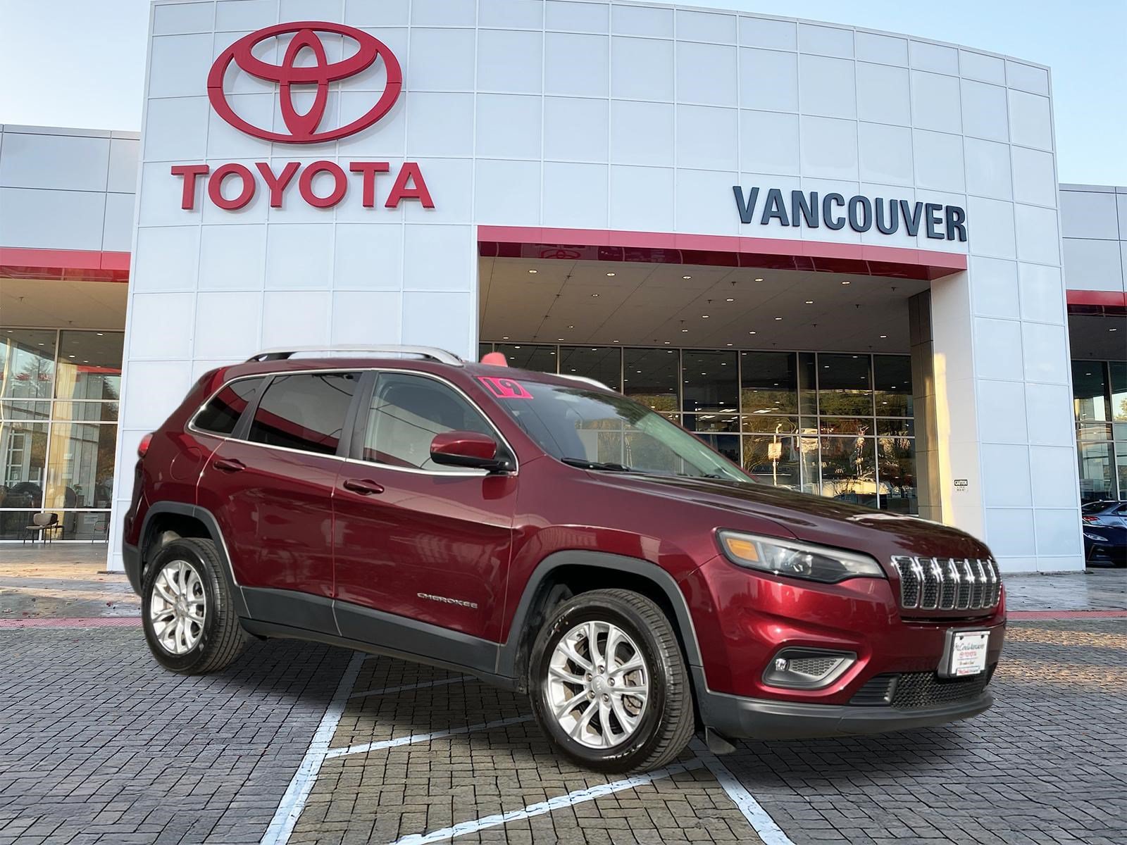Used 2019 Jeep Cherokee Latitude w/ Popular Appearance Group FWD image 1